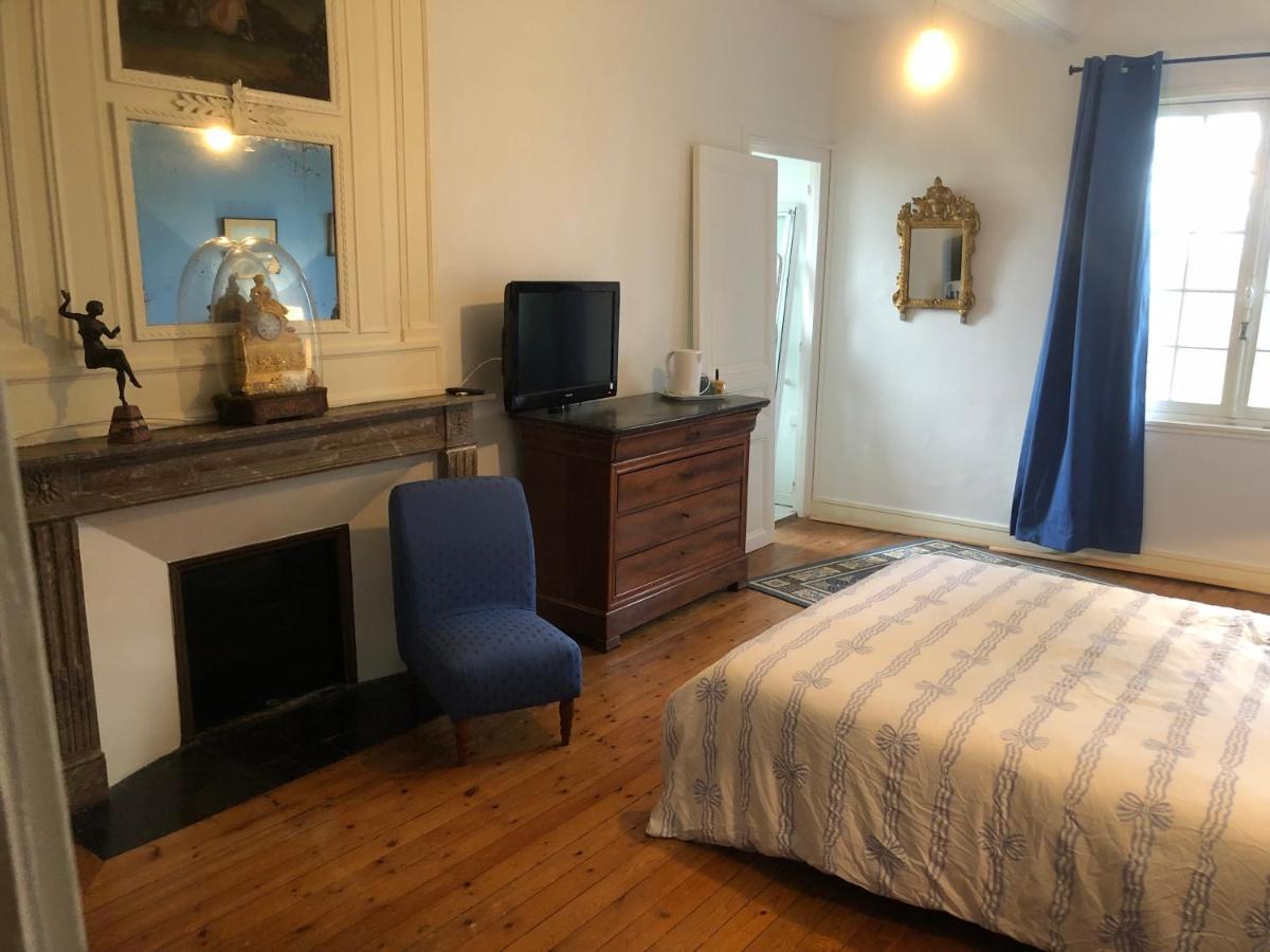 Bed and Breakfast Le Manoir Des Breholles Goustranville Esterno foto