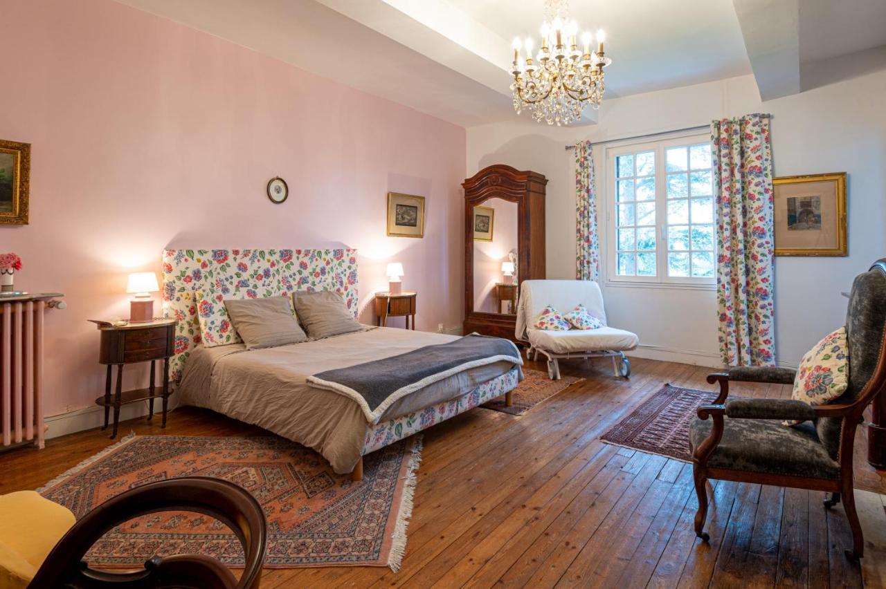 Bed and Breakfast Le Manoir Des Breholles Goustranville Esterno foto