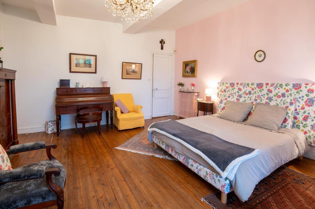 Bed and Breakfast Le Manoir Des Breholles Goustranville Esterno foto