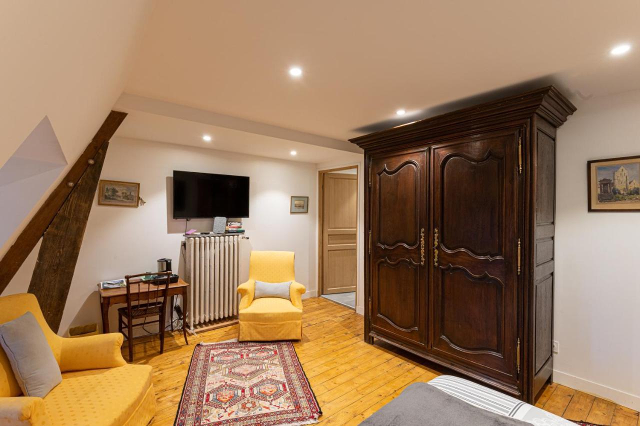 Bed and Breakfast Le Manoir Des Breholles Goustranville Esterno foto